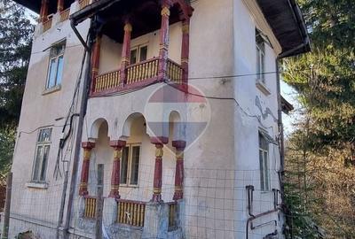 Casă cu 4 camere cu Teren 996 Mp în Central