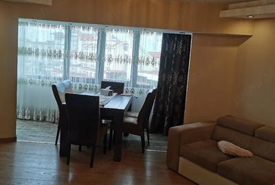 Apartament cu 3 camere decomandat în Exterior Vest