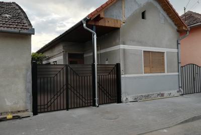 Casă cu 4 camere cu Canalizare în Central