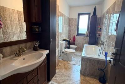 Casă cu 6 camere cu Teren 600 Mp în Bordei - 12