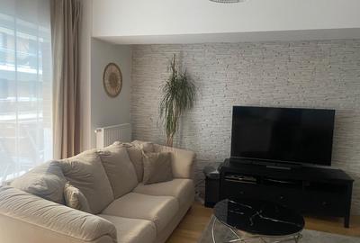 Apartament cu 3 camere semidecomandat, mobilat în Băneasa