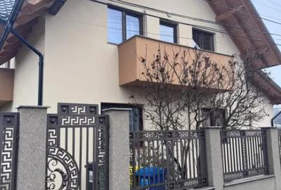 Casă cu 7 camere cu Teren 400 Mp în Central