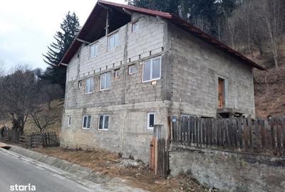 Casă cu 4 camere cu Teren 800 Mp în Central