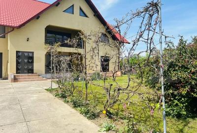 Casă cu 6 camere cu Teren 2500 Mp în Central - 2