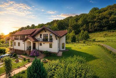 Casă cu 9 camere cu Teren 1750 Mp în Central