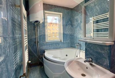 Apartament cu 3 camere semidecomandat în Central