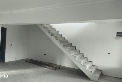 Casă cu Teren 463 Mp în Costești - 2