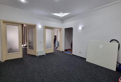 Apartament cu 3 camere decomandat în P-ța Victoriei