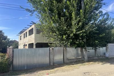 Casă cu 2 camere cu Teren 1000 Mp în Central