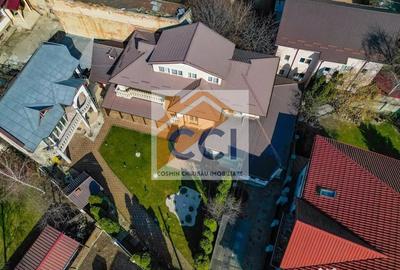 Casă cu 7 camere cu Teren 397 Mp în Central
