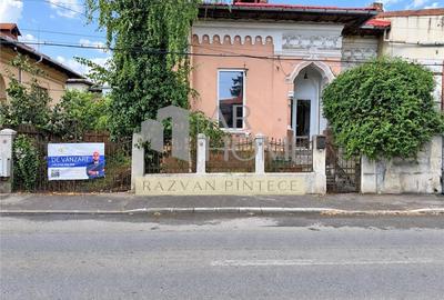 Casă individuală cu 5 camere cu Canalizare în Ultracentral