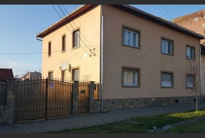 Casă cu 6 camere cu Canalizare în Central - 2