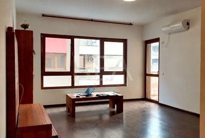 Apartament cu 3 camere semidecomandat, mobilat în Metalurgiei