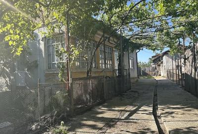 Casă cu Teren 2000 Mp în Izvoru