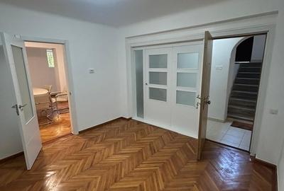 Apartament cu 5 camere decomandat în Capitale - 1