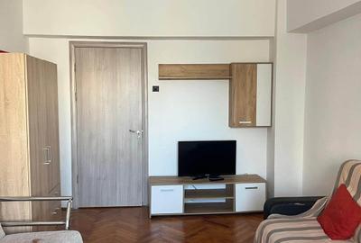 Apartament cu 3 camere decomandat în Casa de Cultură