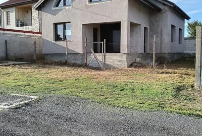 Casă cu 4 camere cu Teren 300 Mp în Poiana