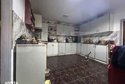 Casă cu 3 camere cu Teren 2800 Mp în Central - 9