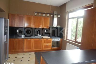 Casă cu 6 camere cu Teren 400 Mp în Central