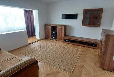 Apartament cu 3 camere decomandat, mobilat în Complex Studențesc