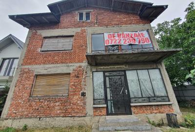 Casă cu 4 camere în Central