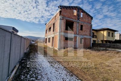 Casă individuală cu 5 camere cu Canalizare în Cetate