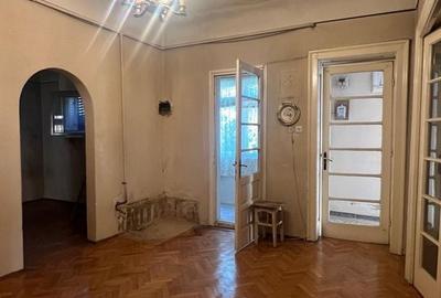 Apartament cu 3 camere semidecomandat în Dorobanți