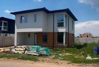 Casă cu 4 camere cu Canalizare în Balotești