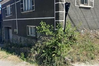 Casă cu 8 camere cu Teren 250 Mp în Măgești