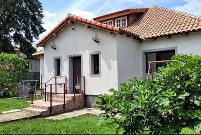 Casă cu 4 camere decomandat în Central