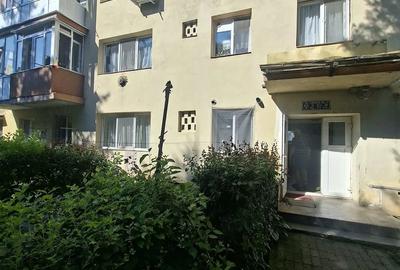 Apartament cu 3 camere semidecomandat în Micro 5
