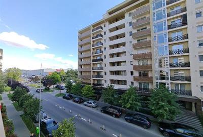 Apartament cu 3 camere decomandat, mobilat în Tractorul