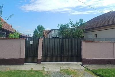 Casă cu 4 camere cu Teren 1200 Mp în Central