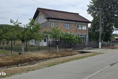 Casă cu 4 camere în Bistrița