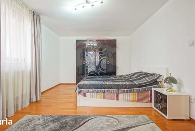Casă cu 7 camere decomandat cu Teren 1167 Mp în Tractorul