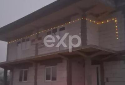 Casă cu 5 camere cu Teren 200000 Mp în Central - 4