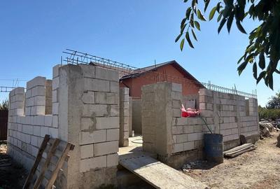 Casă cu 2 camere cu Teren 784 Mp în Tomșani