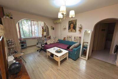 Apartament cu 3 camere semidecomandat, mobilat în Nord