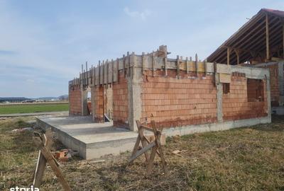 Casă cu 5 camere cu Teren 500 Mp în Stupini