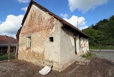Casă cu 2 camere cu Teren 2100 Mp în Zam