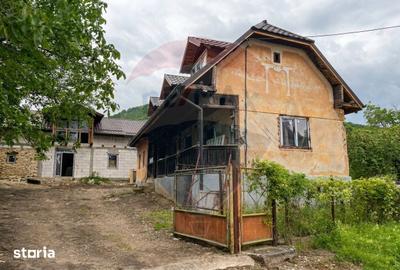 Casă cu 4 camere cu Teren 1381 Mp în Moldovenești