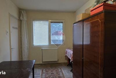 Apartament cu 3 camere semidecomandat în Central
