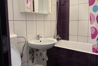Apartament cu 2 camere semidecomandat în Podu Roș