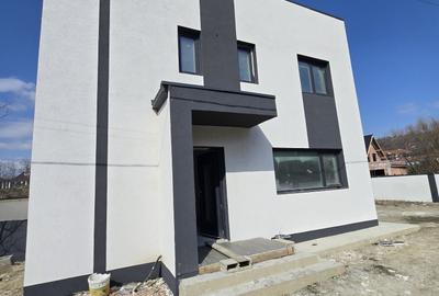 Casă individuală cu 4 camere cu Teren 400 Mp în Mărgineni - 1