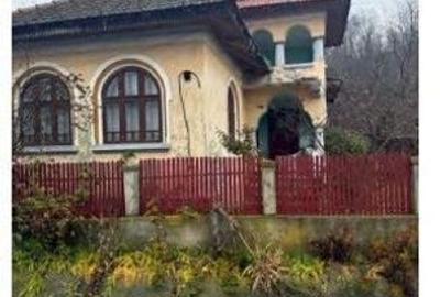 Casă cu 3 camere cu Teren 1760 Mp în Central - 1