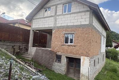 Casă cu 4 camere în Cetățeni