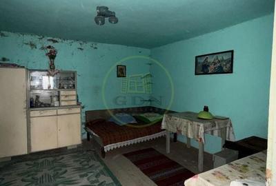Casă cu 2 camere cu Teren 800 Mp în Mândra