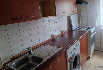 Apartament cu 3 camere semidecomandat în Valea Moșneagului