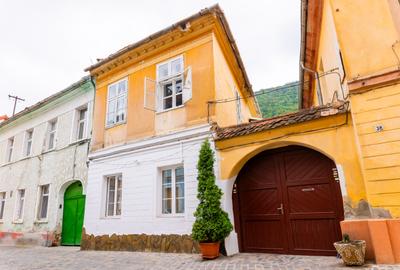 Apartament cu 4 camere semidecomandat, mobilat în Centrul Istoric