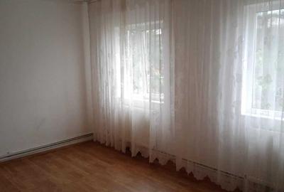 Apartament cu 3 camere decomandat în Micro 9